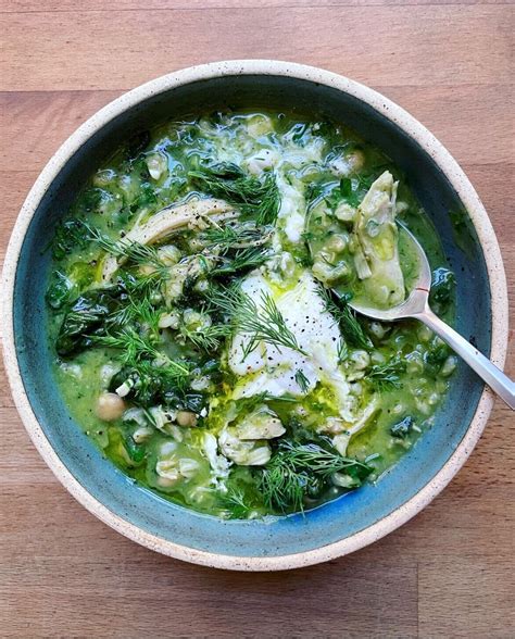 Green Chicken Soup with Chickpeas and Sizzled。